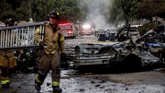 Dos muertos y ocho heridos al estrellarse avioneta en un barrio en el sur de California