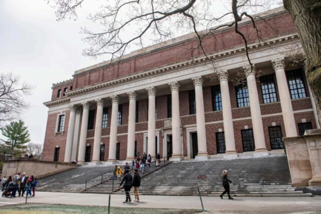 Jueza mantiene bloqueado veto de Trump que impide a Harvard recibir estudiantes internacionales