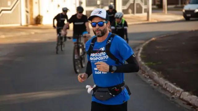 Qué pasó con el corazón del hombre que corrió 366 maratones consecutivas