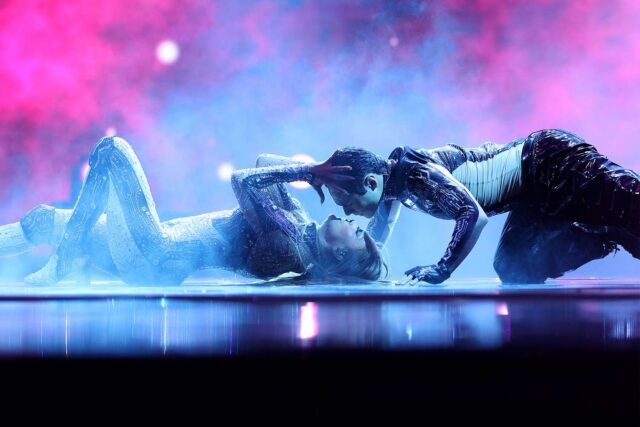 Jennifer López provocadora: besó a sus bailarines en los AMA’s