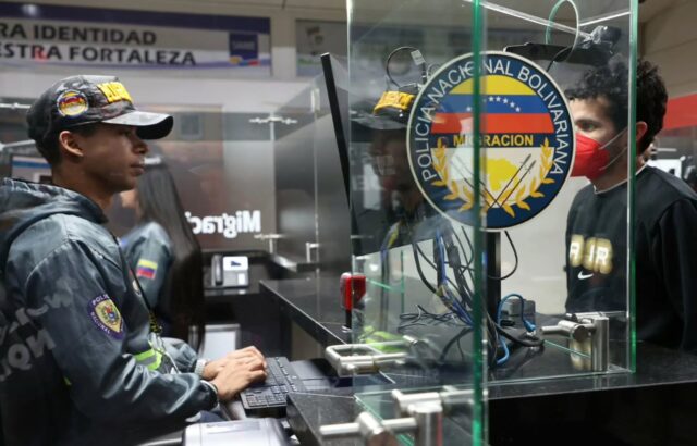 Nuevo grupo de migrantes venezolanos llega al país luego de que los deportaran de EE UU