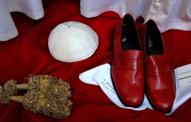 Por qué los Papas usan zapatos rojos y otras curiosidades sobre el máximo líder de la Iglesia católica