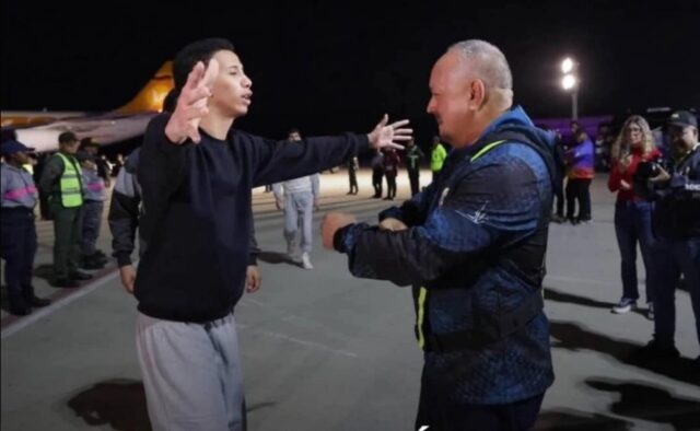 Detienen por agresión a deportado que abrazó a Diosdado Cabello cuando aterrizó en Venezuela
