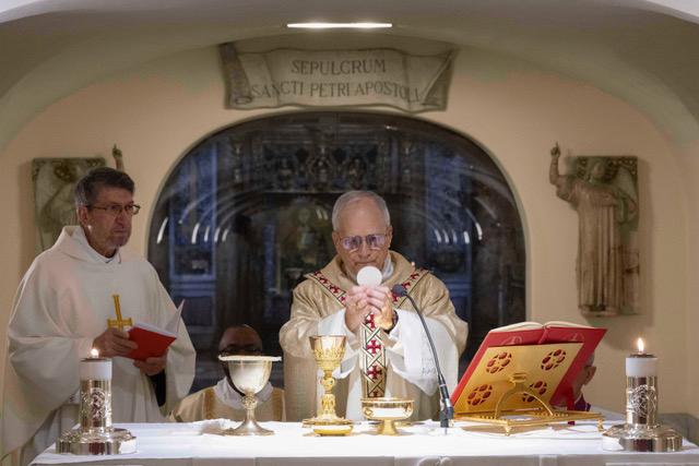 León XIV ofició misa junto a la tumba de San Pedro