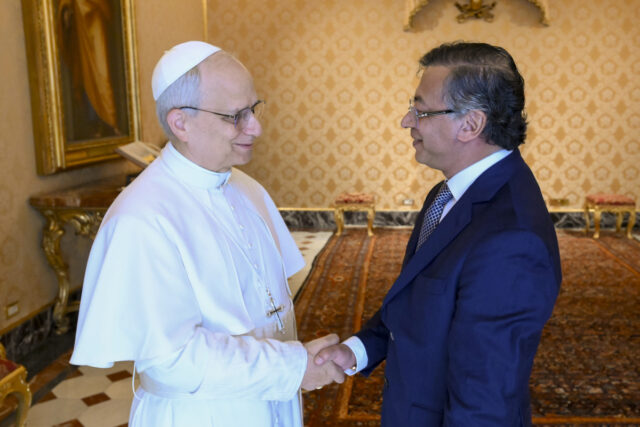 Petro propone al Papa que el Vaticano sea sede de conversaciones de paz con el ELN
