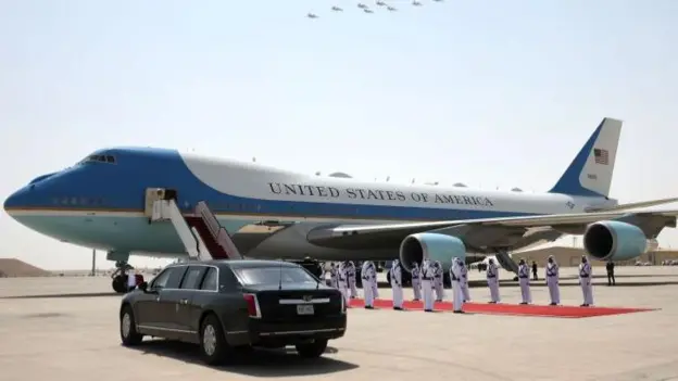 Cómo es el Air Force One y por qué a Trump le entusiasma que Qatar le regale un nuevo "palacio en el cielo"