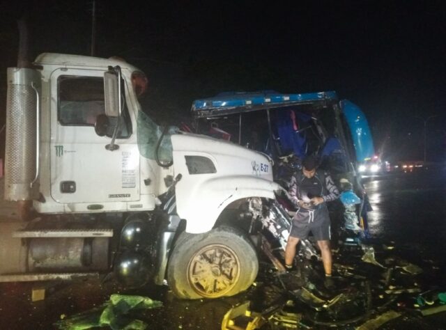 Choque entre autobús y gandola en Aragua deja al menos 21 heridos