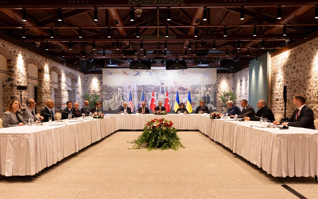 Comienzan en Estambul conversaciones tripartitas entre Ucrania, Turquía y EEUU