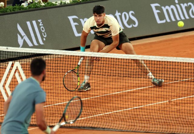 Favoritos avanzan en Roland Garros