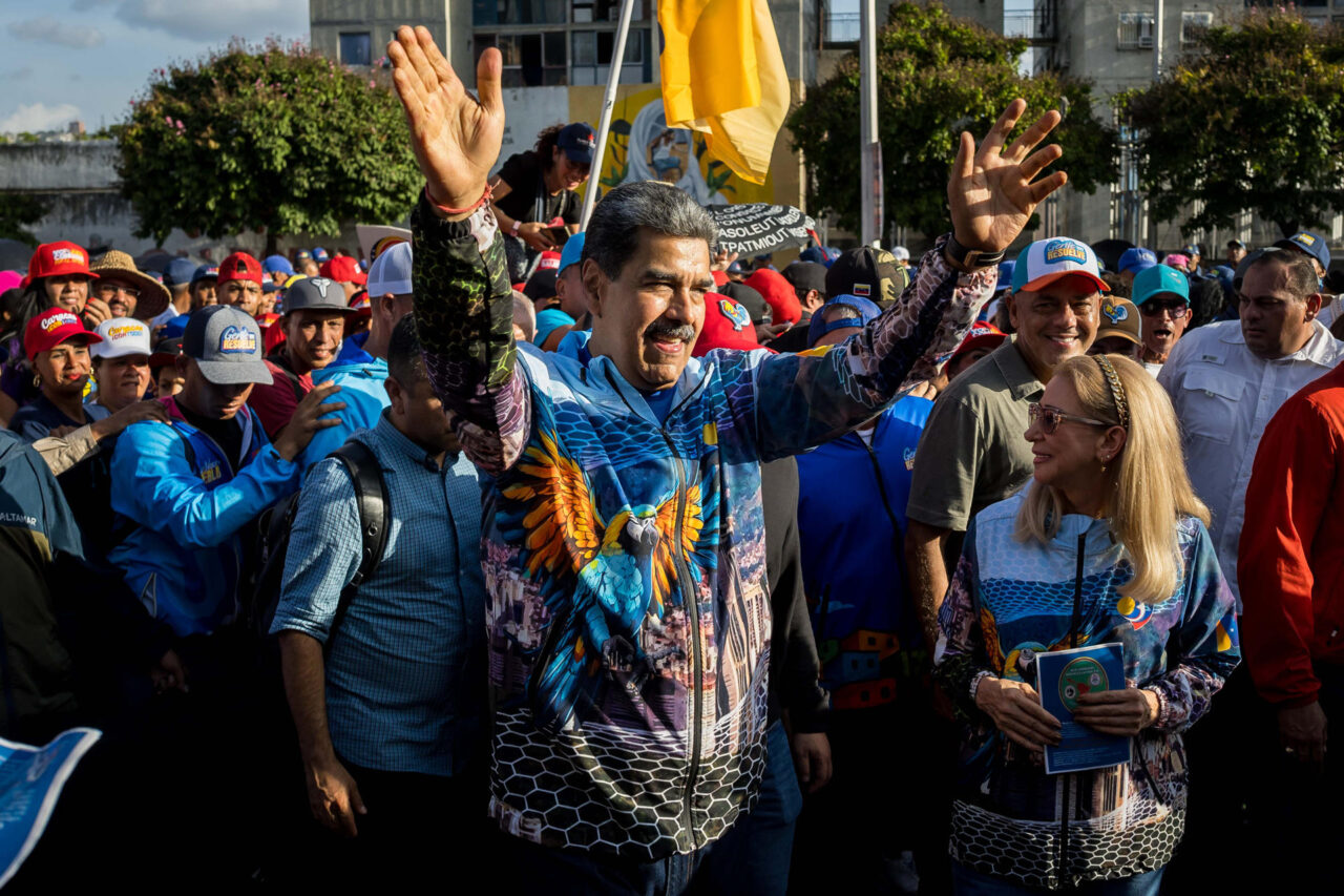 Chavismo se dice ganador en el cierre de campaña electoral frente a una minoría opositora