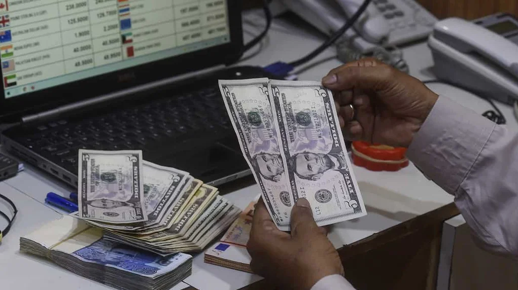 El dólar paralelo es una referencia esencial en las transacciones en Venezuela