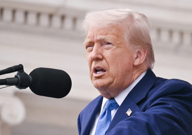 Juez acusa al gobierno de Trump de crear caos con expulsiones de migrantes