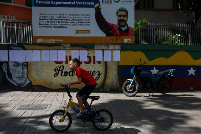 El chavismo consumó unas elecciones marcadas por la abstención y acusaciones de farsa