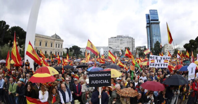 Miles de españoles exigen la dimisión de Pedro Sánchez: "No aceptamos convertirnos en una Venezuela chavista"