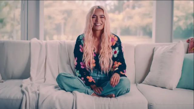 “Es que los latinos no somos gente, ¿o qué?”: el homenaje a la comunidad latina que hace Karol G en su documental de Netflix