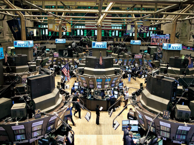 Wall Street cae tras nuevas amenazas arancelarias de Trump a la UE y Apple