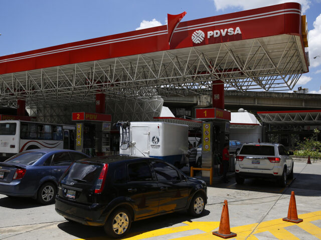 Bloomberg: Gobierno de Maduro planea aumento de 50% en precio de la gasolina