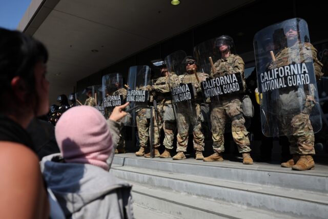 La alcaldesa de Los Ángeles declaró toque de queda ante tensión por redadas y protestas