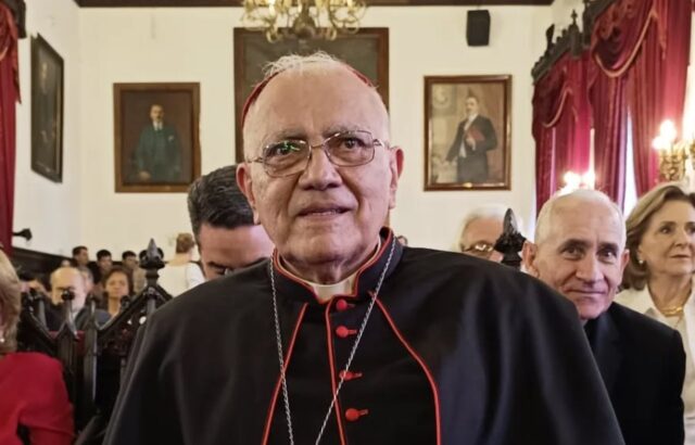 Las fotos virales del cardenal Baltazar Porras viendo el juego de la Vinotinto en una bodega