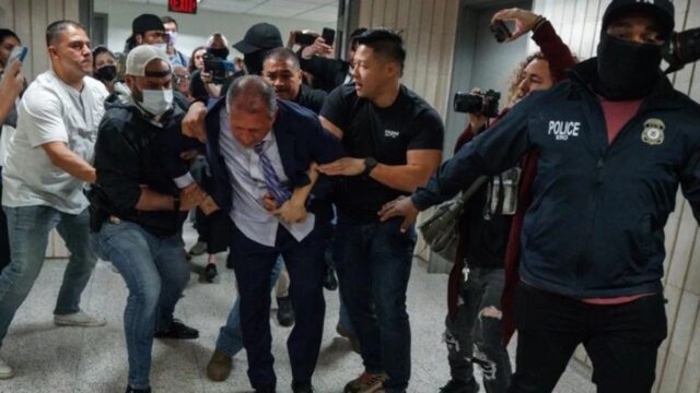 [VIDEO] ICE detuvo a Brad Lander, contralor de Nueva York, por oponerse al arresto de un migrante