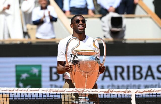 Dembélé llevó el trofeo de la Champions a Roland Garros