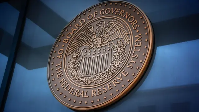 Fed alerta sobre desaceleración económica en EE UU por guerra arancelaria