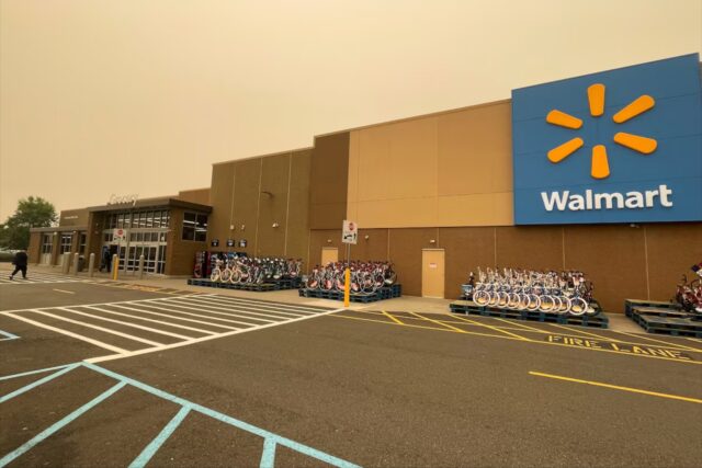 Walmart notifica a migrantes empleados en Florida de posibles despidos tras fallo judicial sobre estatus legal