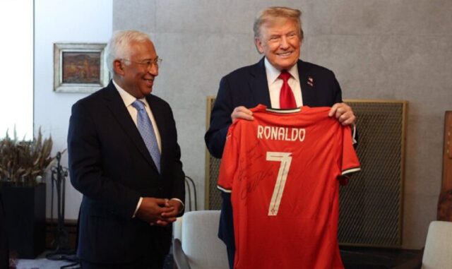 Cristiano Ronaldo le regaló una camisa autografiada a Trump
