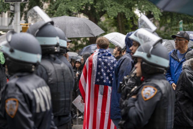 Protestas contra el "autoritarismo" de Trump se saldan con decenas de arrestos