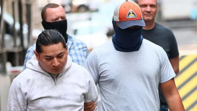 "Es un comportamiento como el de la Gestapo": la inquietud que causa que vayan enmascarados los agentes que detienen a indocumentados en EE.UU.