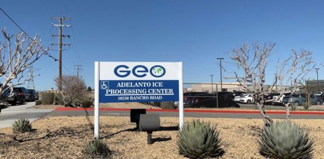 Sin comida, ropa ni llamadas: denuncian abusos en cárcel migratoria de Los Ángeles