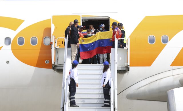 Migrantes venezolanos enfrentan deportaciones en medio de nueva crisis económica en el país