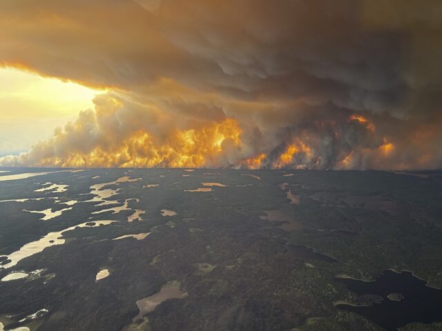 Los incendios forestales fuerzan a más evacuaciones en el noroeste de Canadá