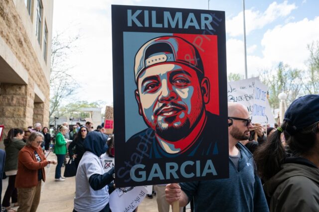 Salvadoreño deportado por error niega cargos de tráfico de personas en corte federal