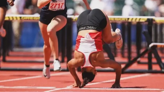 Atleta se volvió viral tras ganar la final estatal en EE UU por tropezar con la valla